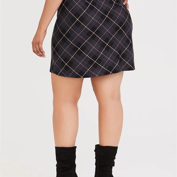 🆕 Torrid Dark Grey Plaid Premium Ponte Mini Skirt - Picture 2 of 4